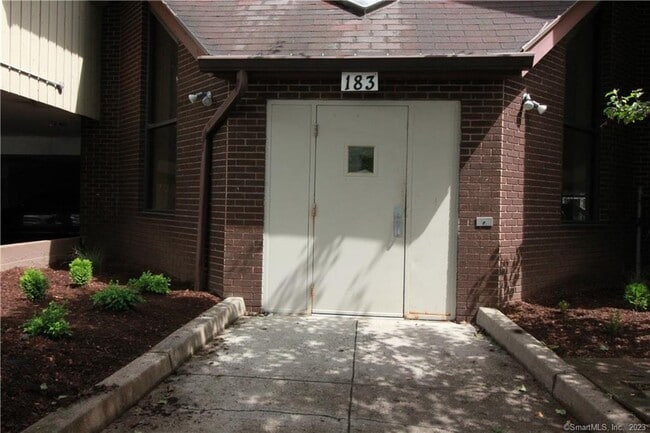 Puerta principal segura - 183 Livingston Pl