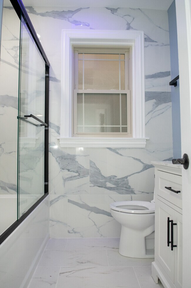 Building Photo - 2026 W McLean Ave