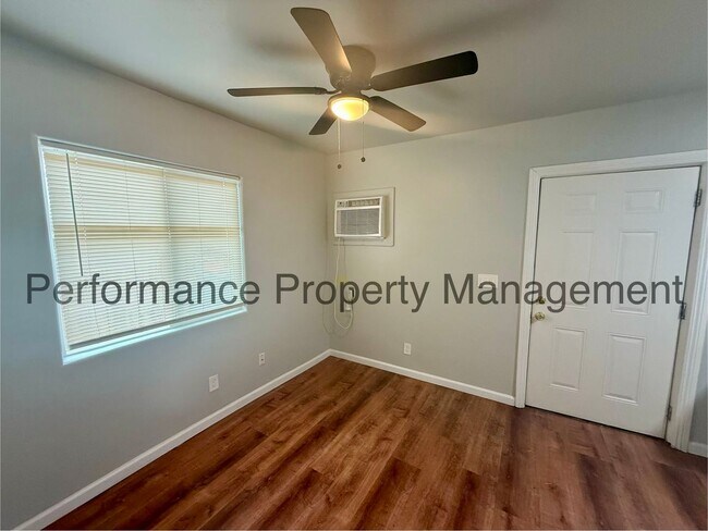 Foto del edificio - 1311 E 18th St