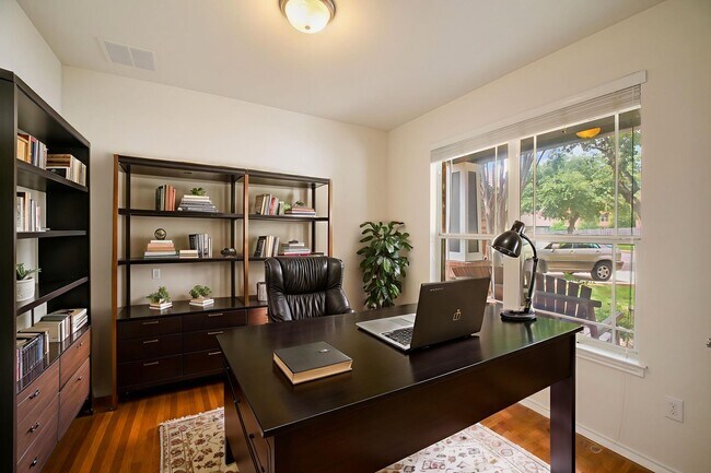 Building Photo - Charming Home Awaits: Spacious & Modern Living in a Prime Location