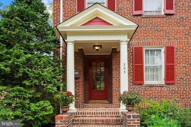 Building Photo - 205 Summers Dr