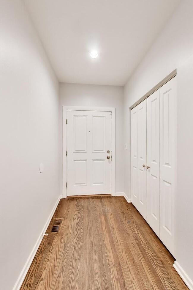 Building Photo - 171 W Goethe St