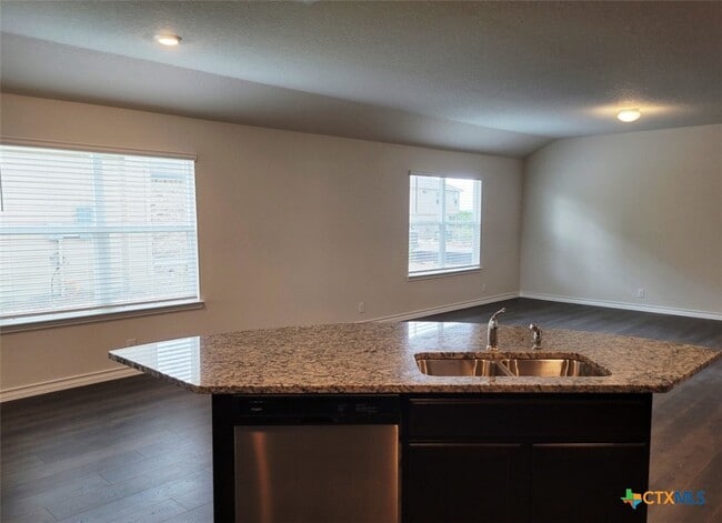 Foto del edificio - 618 Cypress Ct