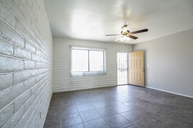 Building Photo - 6615 E Hawk Dr