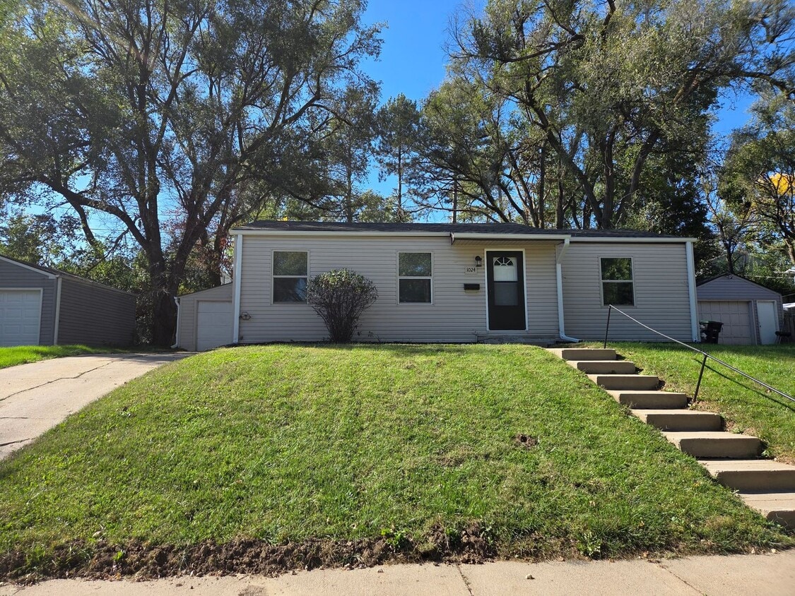 Primary Photo - 3 bed 1 bath, 1 car detached garage, newly...