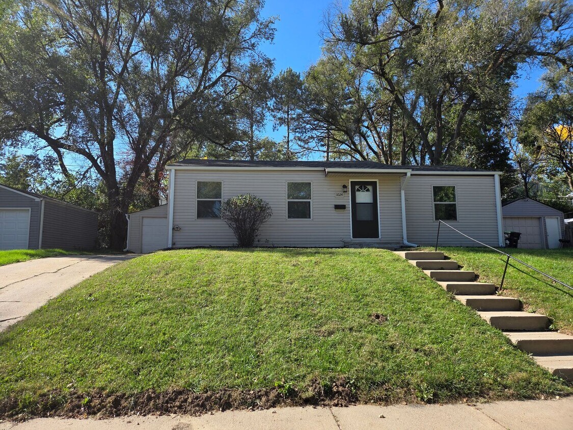3 bed 1 bath, 1 car detached garage, newly... - 3 bed 1 bath, 1 car detached garage, newly...
