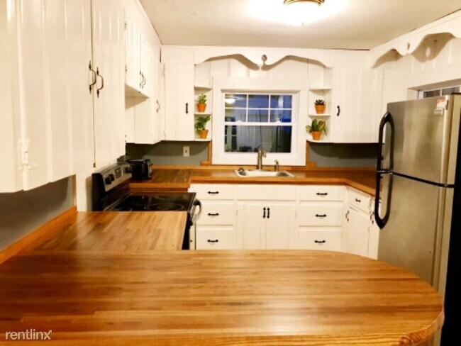 Building Photo - 3 br, 1 bath House - 9 Lakeview Dr