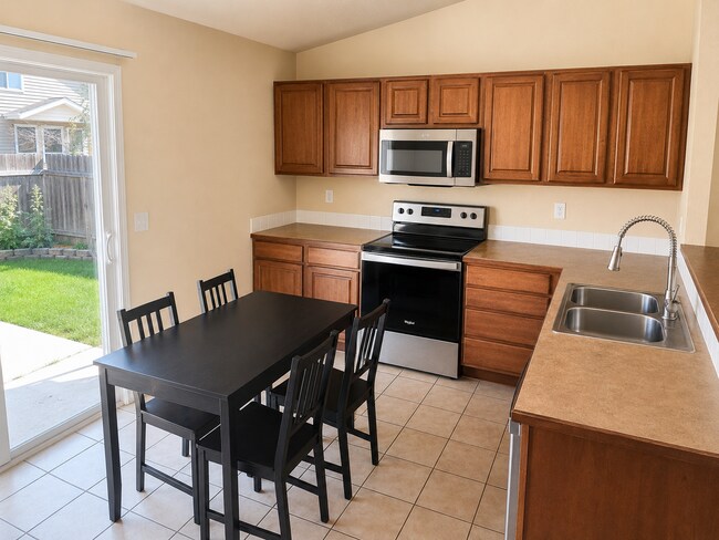 Foto del edificio - Bright Open-Concept Home with Fenced Yard, Double Garage & Community Amenities