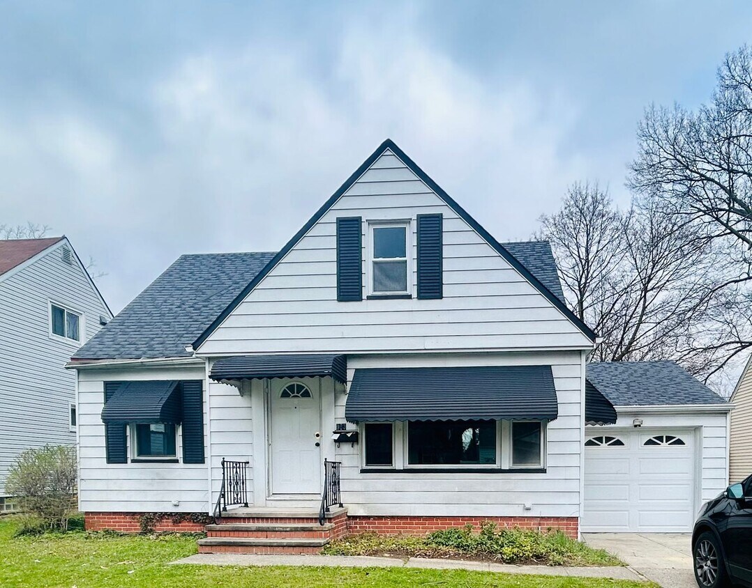 Primary Photo - Great South Green home!
