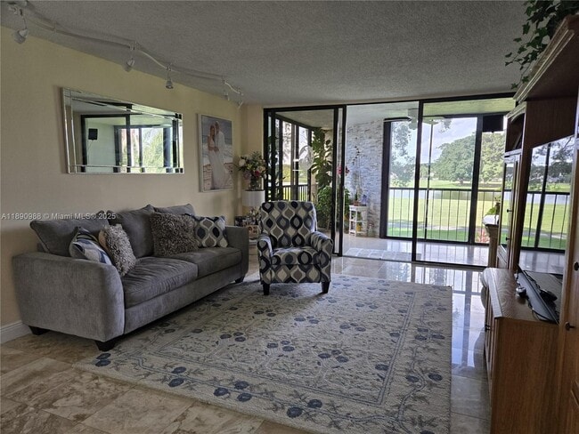 Foto del edificio - 16251 Golf Club Rd