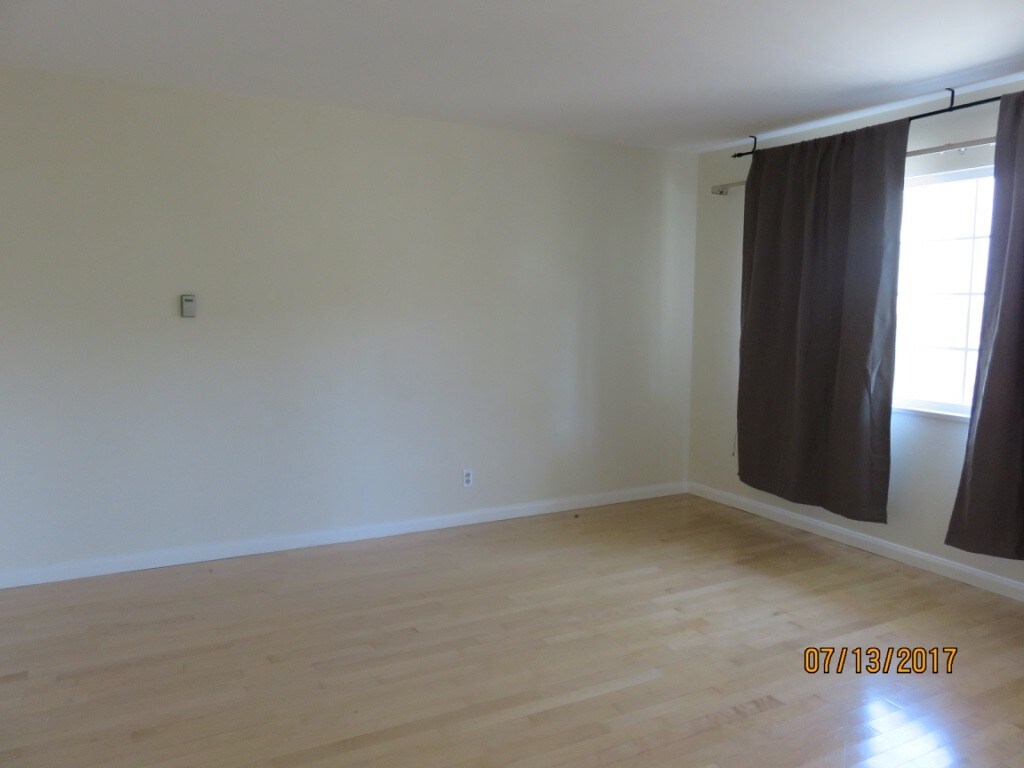 Living Room 1 - 917 Liberty St
