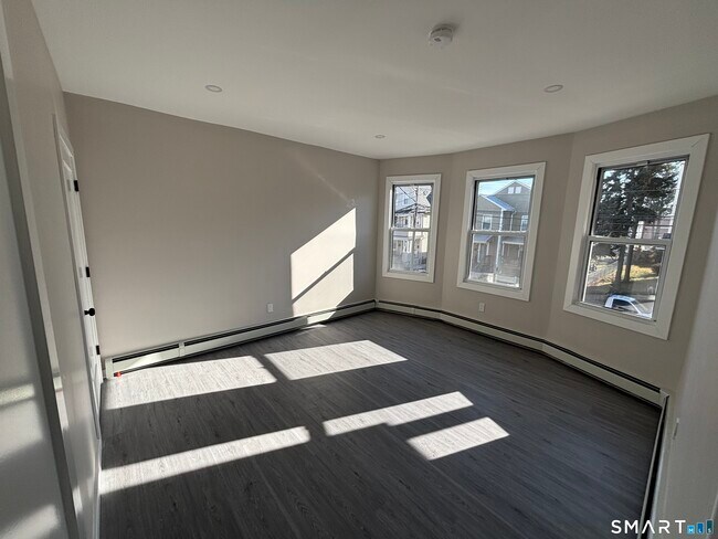 Building Photo - 86 Waldorf Ave