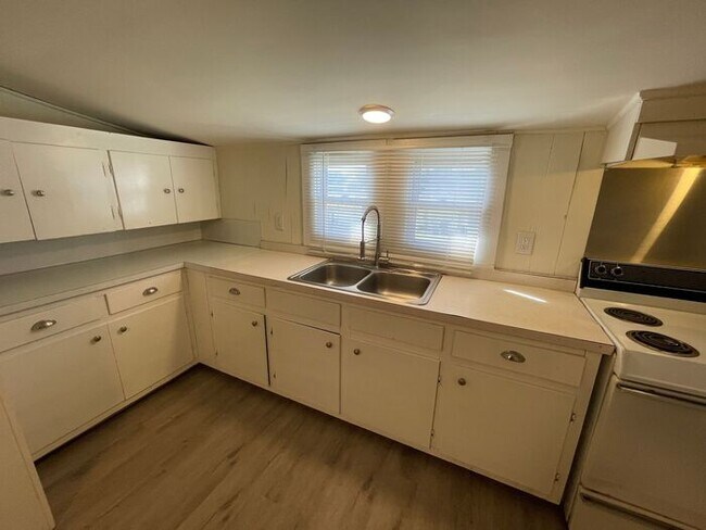 Building Photo - 1 bedroom 1 bath house