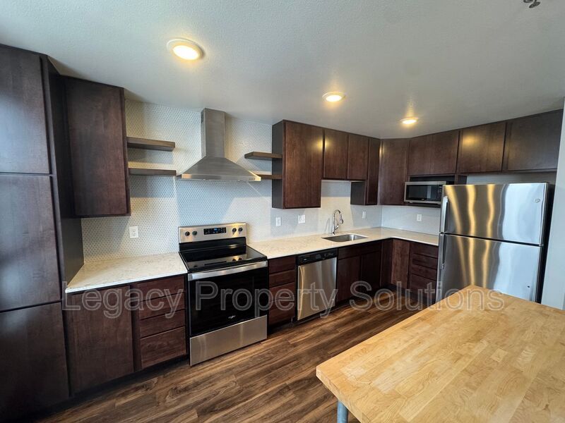 Primary Photo - 208 E Greenfield Ln