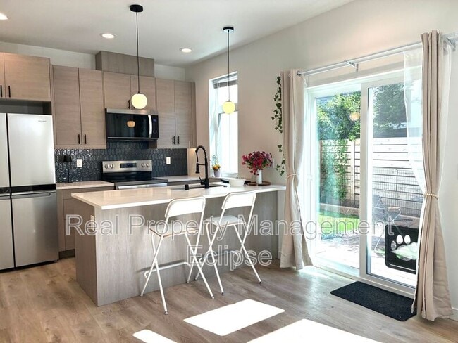 Building Photo - 2925 39th Ave SW