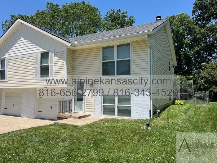 Primary Photo - 2 Units Available Across from Congress Mid...