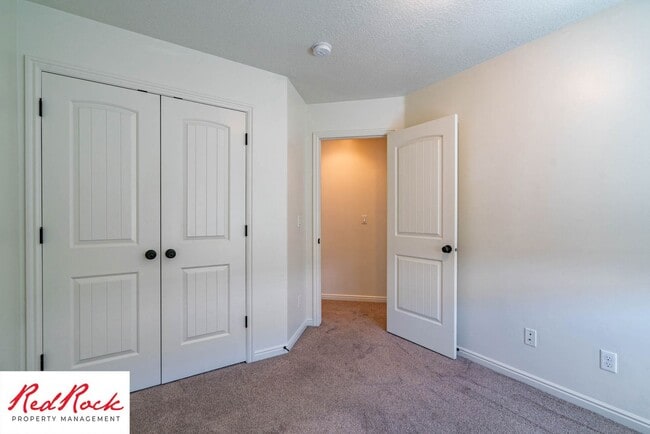 Building Photo - DOG-FRIENDLY 3 Bedroom Townhome with INTER...