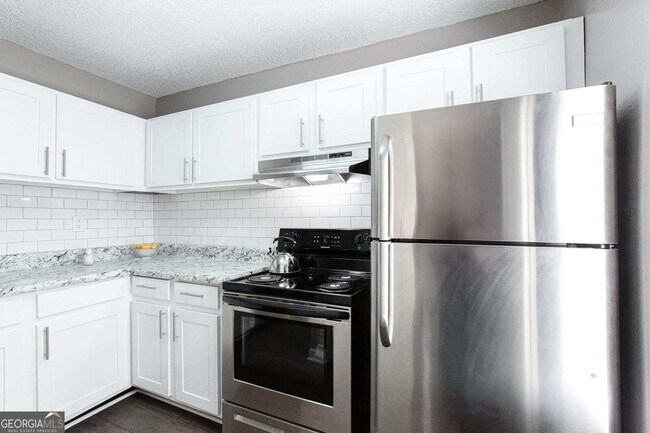 Foto del edificio - 5151 Beverly Glen Ln NW