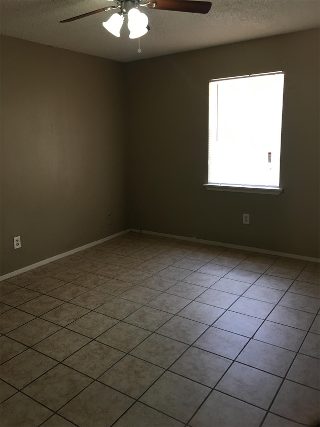 Building Photo - 812 Rambler Dr