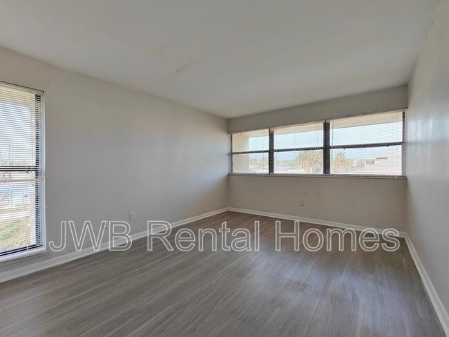 Building Photo - 1000 3rd St