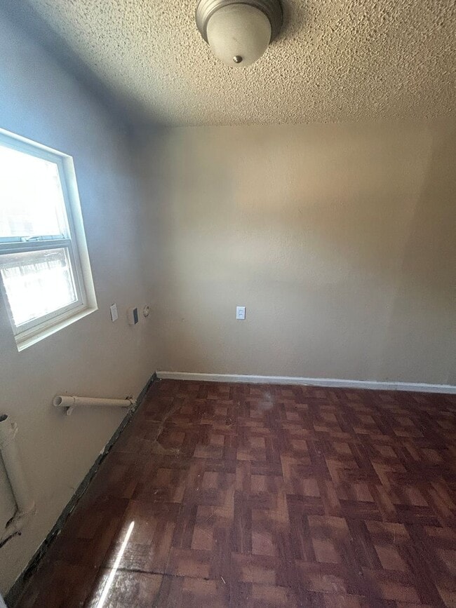 Building Photo - Spacious home in Armona with large yard re...
