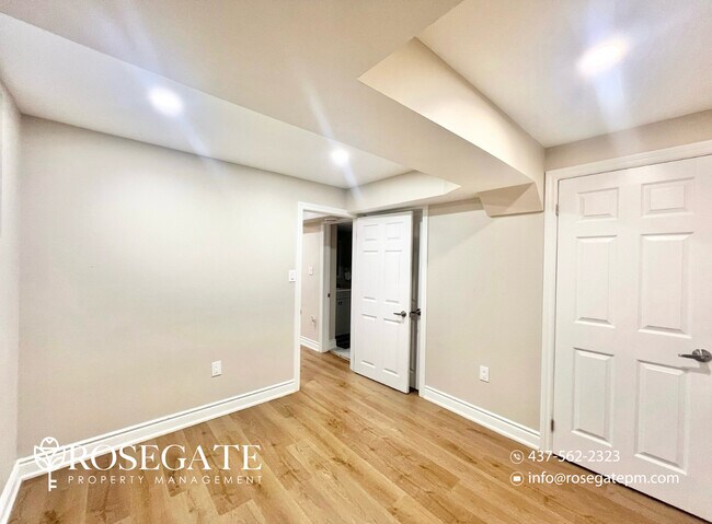 Photo du bâtiment - Bright 2-Bedroom Basement Apartment with Parking in North London