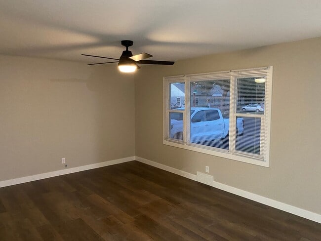 Building Photo - 2 Bedroom, 1 Bathroom House with Attached Garage