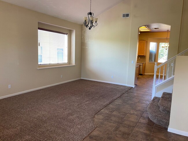 Building Photo - Large & Spacious Tri-Level Home