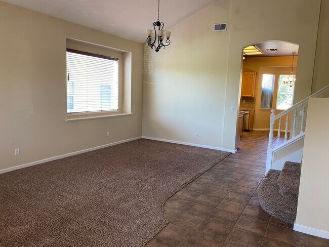 Foto del edificio - Large & Spacious Tri-Level Home