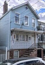 Building Photo - 77 Chambers St