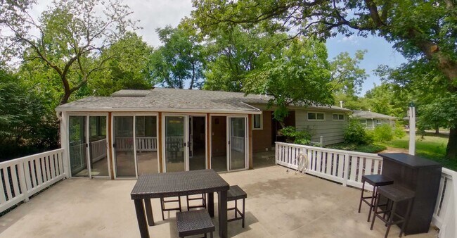 Foto del edificio - 3D Tour Available - Garage Parking + Sun R...