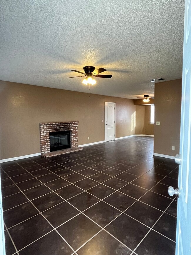 Building Photo - 9120 Peach Ave
