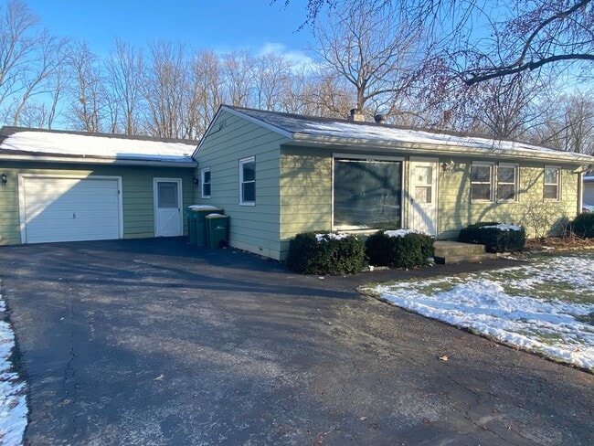 Building Photo - 3 Bedroom Home in Merrillville, IN