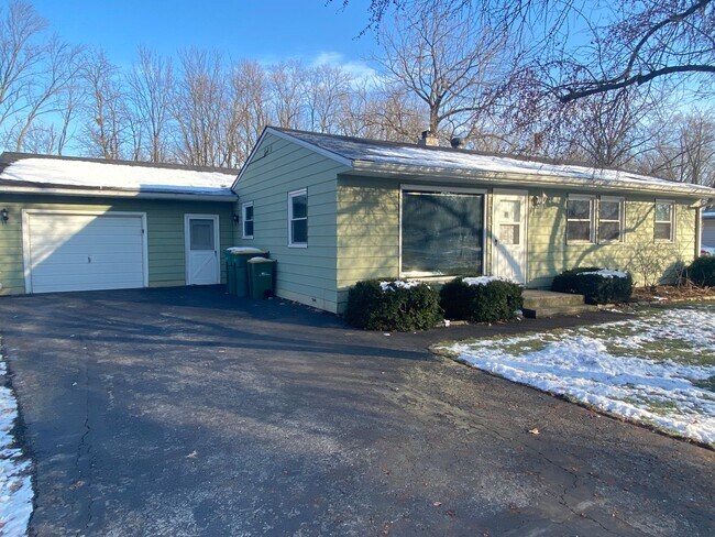 Foto del edificio - 3 Bedroom Home in Merrillville, IN