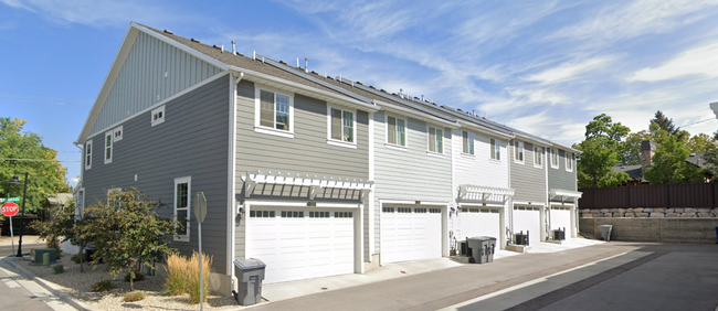 Building Photo - 3 Bedroom Townhome available in North Salt...