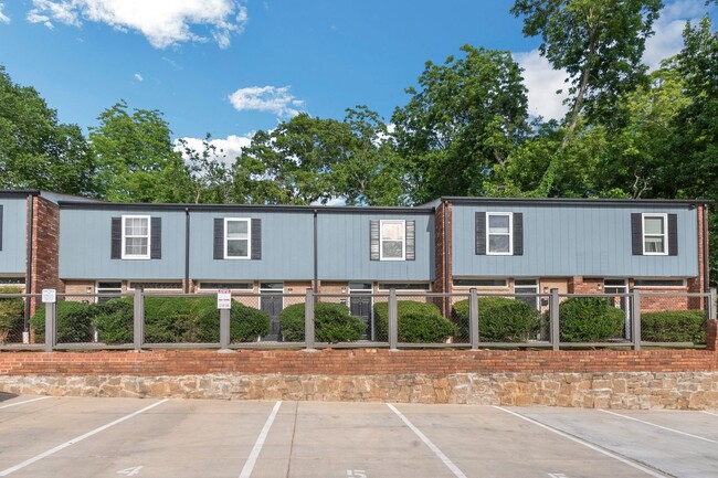 Building Photo - 2 Bed/1.5 Bath Townhome in College Park - ...
