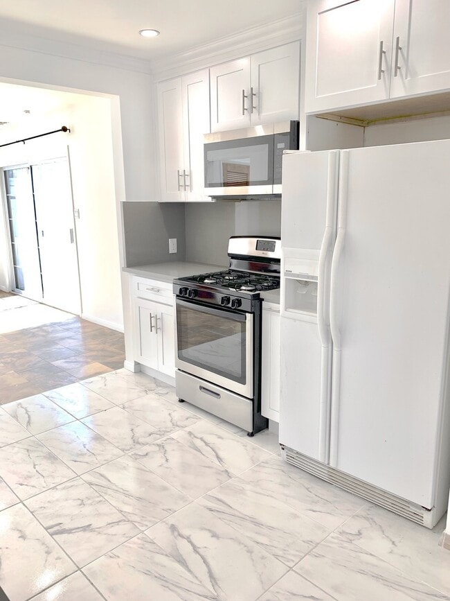 Building Photo - Beautiful 3 Bed + 2 Bath + Den/Office + Backyard