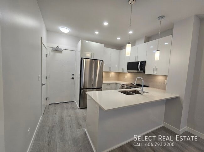 Building Photo - 33886 Pine St