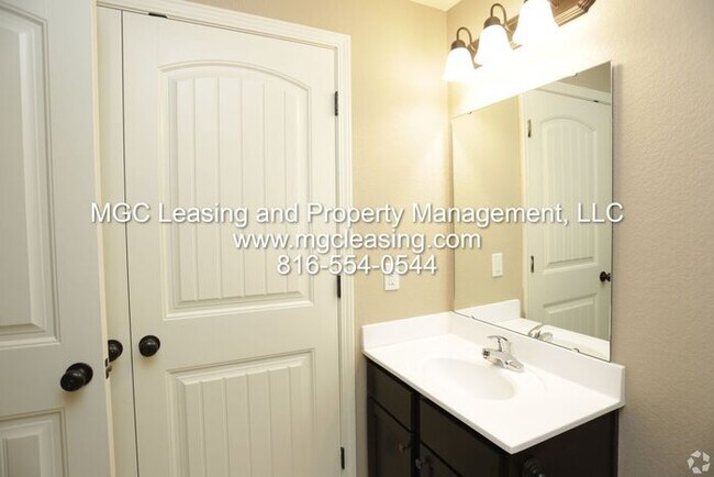 Foto del edificio - Eagle Creek Townhomes: 3 Bedroom Luxury Townhome for rent in Lee's Summit