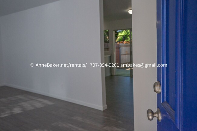 Building Photo - Recently Updated, Single Level, Three Bedr...