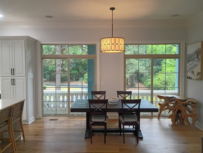 Foto del edificio - Four Bedroom Home Walking Distance to the Beach on Hilton Head!