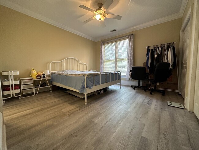 Foto del edificio - 422 Waterford Lake Dr