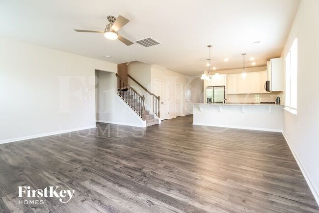 Building Photo - 905 Birchcrest Way