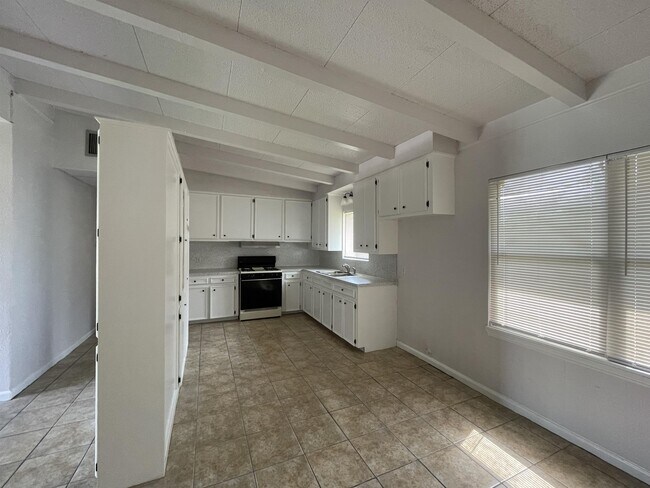 Building Photo - 909 Virgil Dr