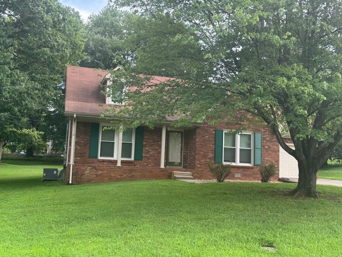 Primary Photo - Exit 8! Rossview School. 4 Bed/2 Bath over...