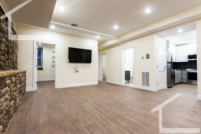Foto del edificio - Charming, Renovated Apt near C-Line with 2...