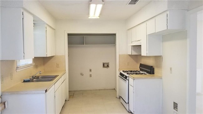 Building Photo - 6200 Breeze Way