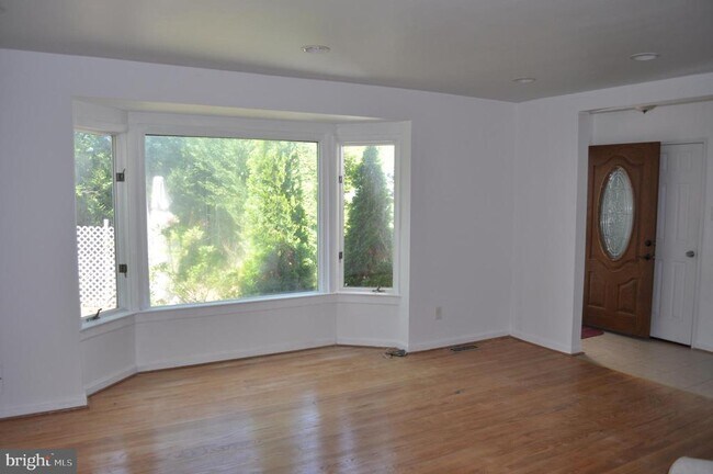 Building Photo - 6000 Greentree Rd