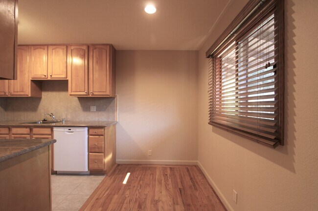 Building Photo - 560 University Dr