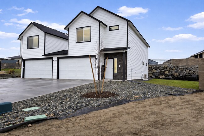 Foto del edificio - NO RENT UNTIL FEB. 1ST! BE THE 1ST TO MOVE INTO THIS BRAND NEW TOWNHOME W/BIG YARD!